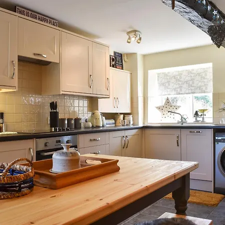 Meadow View - Uk33302 Holiday home *